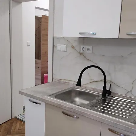 Apartment Artist *